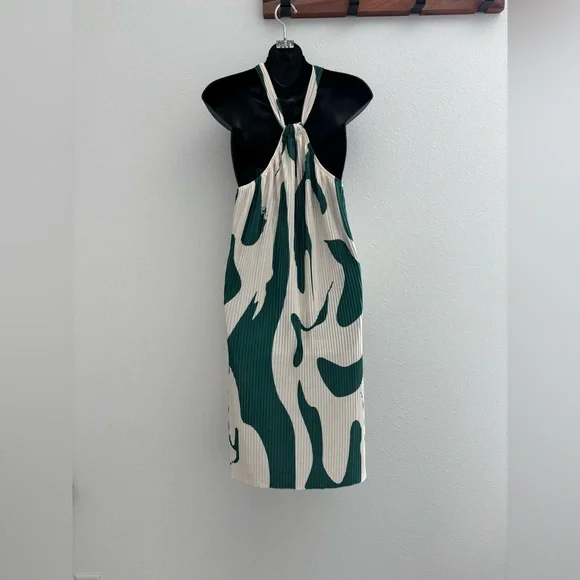 Elegant Green and White Halter Midi Dress - Picture 2 of 4